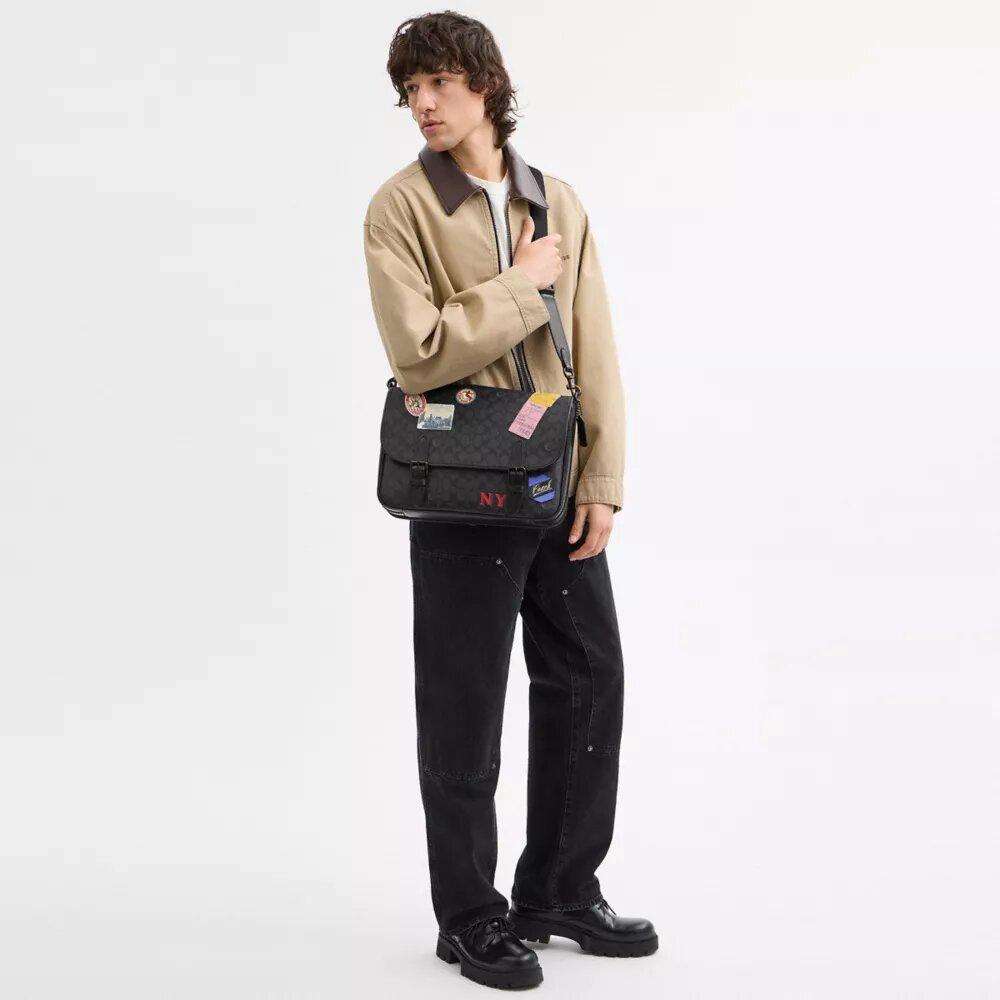 Τσάντα Hitch Messenger από Signature Canvas με εμβλήματα