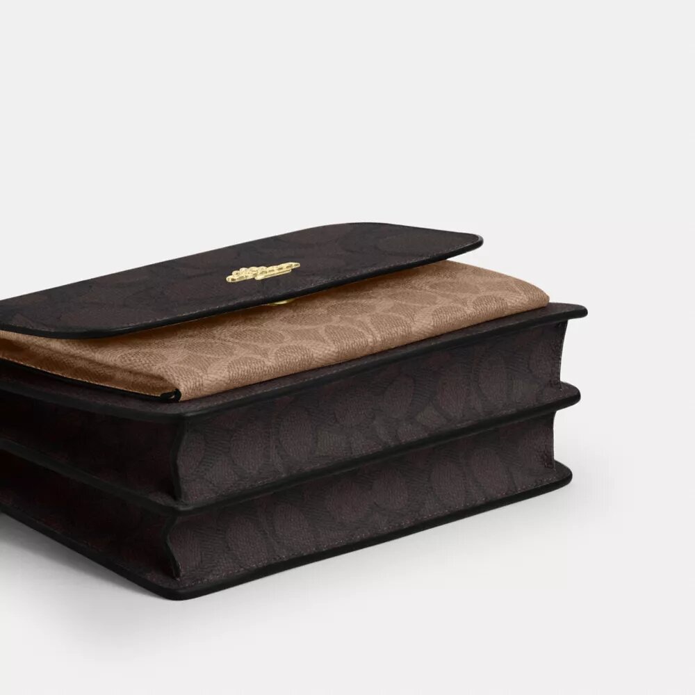 Τσάντα Klare για χιαστί φορά από Signature Canvas με μπλοκ σχέδια