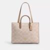 Τσάντα Maggie Tote από Signature Canvas με μπλοκ σχέδια