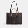Τσάντα Maggie Tote από Signature Canvas με μπλοκ σχέδια