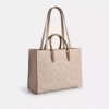 Τσάντα Maggie Tote από Signature Canvas με μπλοκ σχέδια