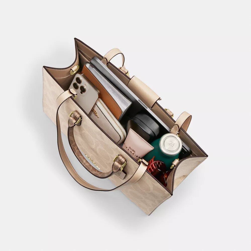 Τσάντα Maggie Tote από Signature Canvas με μπλοκ σχέδια