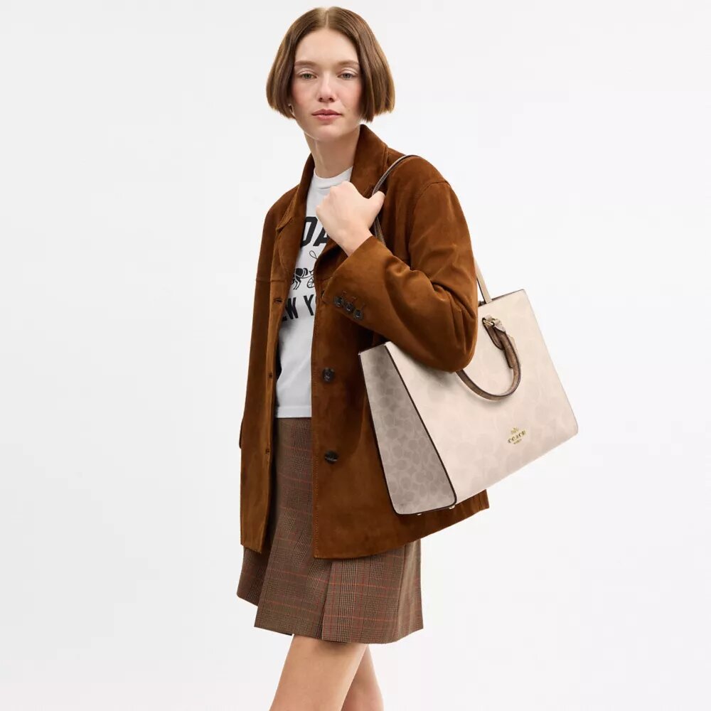 Τσάντα Maggie Tote από Signature Canvas με μπλοκ σχέδια