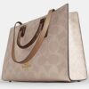 Τσάντα Maggie Tote από Signature Canvas με μπλοκ σχέδια
