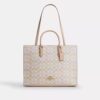 Τσάντα Maggie Tote από το Signature Canvas της μάρκας
