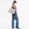 Τσάντα Maggie Tote από το Signature Canvas της μάρκας