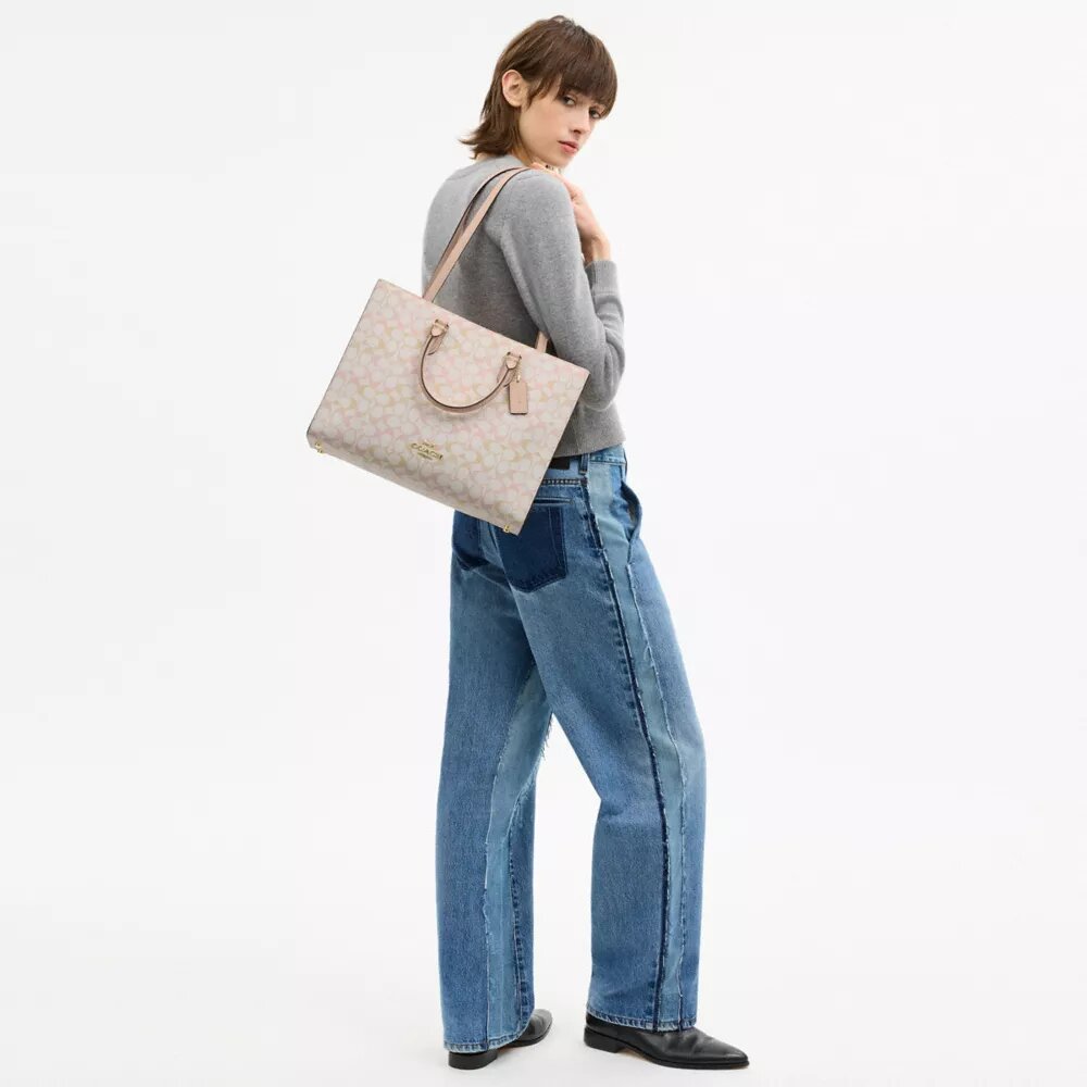 Τσάντα Maggie Tote από το Signature Canvas της μάρκας