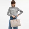 Τσάντα Maggie Tote από το Signature Canvas της μάρκας