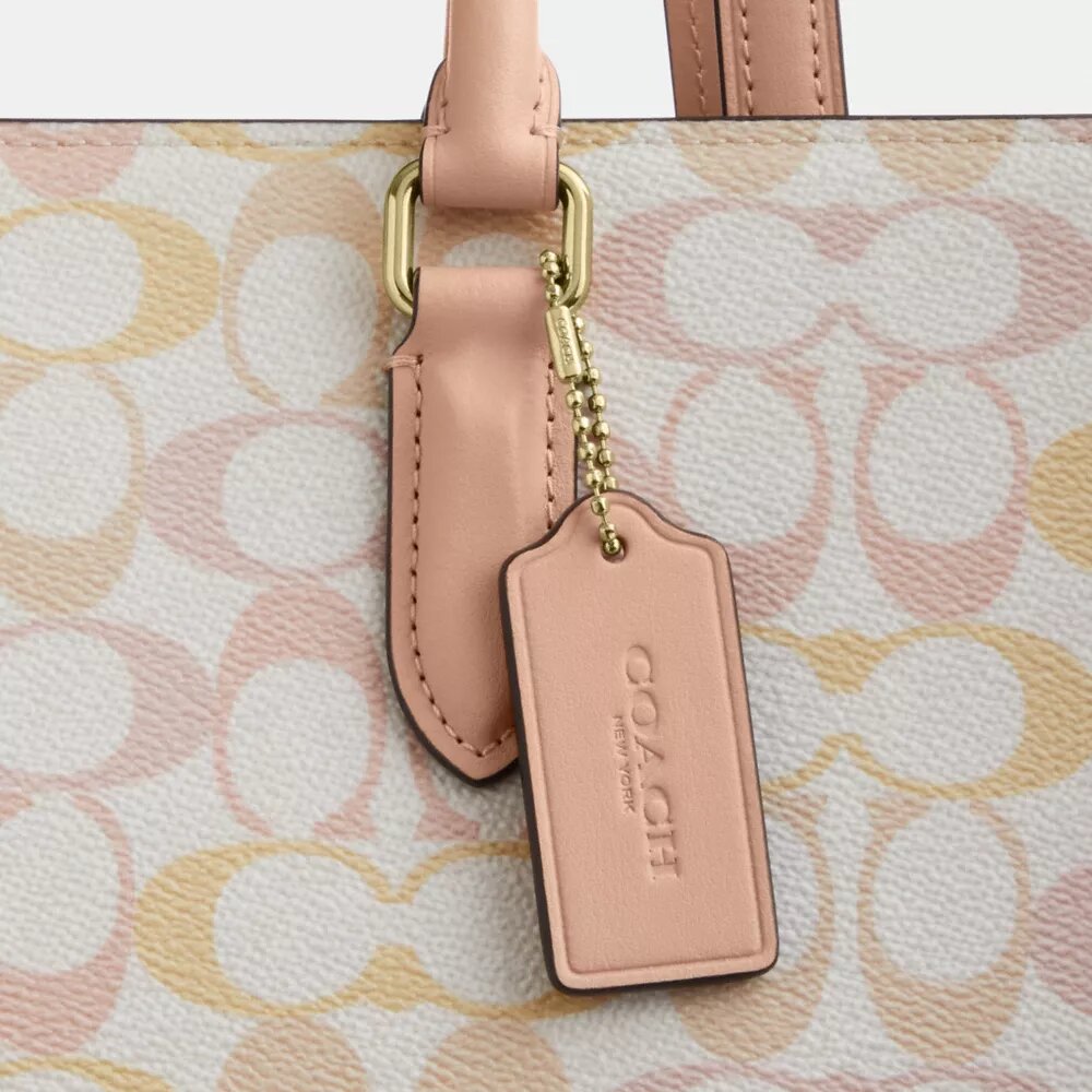 Τσάντα Maggie Tote από το Signature Canvas της μάρκας