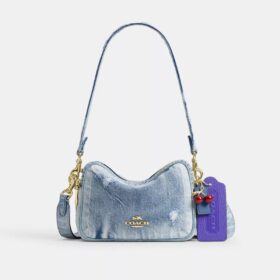 Τσάντα Mini Carey για χιαστί φορά σε Loved Denim με γούρια