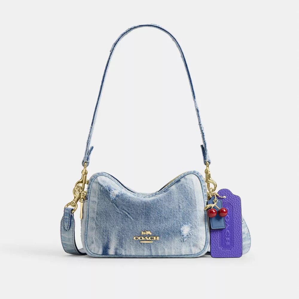 Τσάντα Mini Carey για χιαστί φορά σε Loved Denim με γούρια