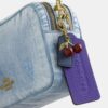 Τσάντα Mini Carey για χιαστί φορά σε Loved Denim με γούρια