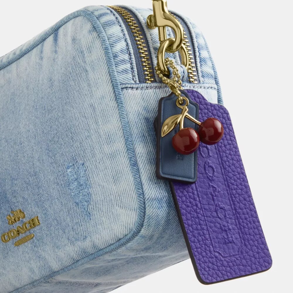 Τσάντα Mini Carey για χιαστί φορά σε Loved Denim με γούρια