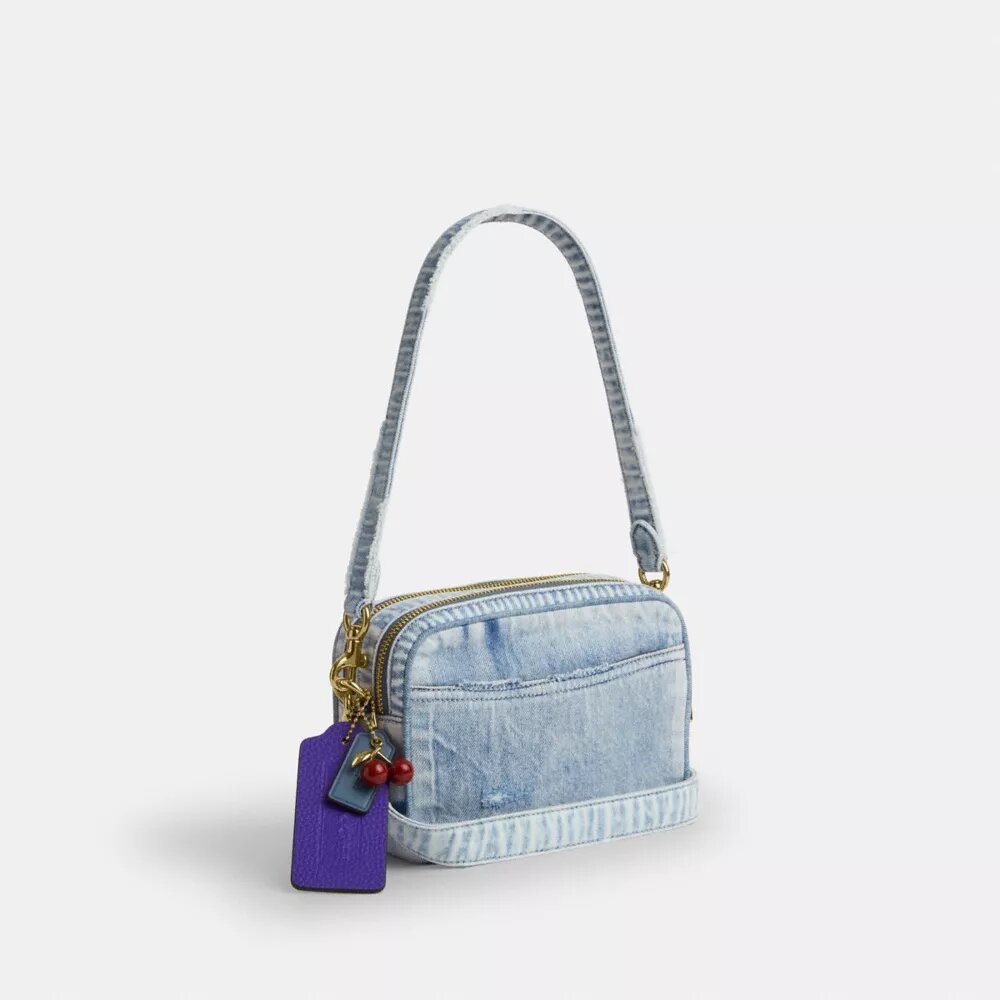 Τσάντα Mini Carey για χιαστί φορά σε Loved Denim με γούρια