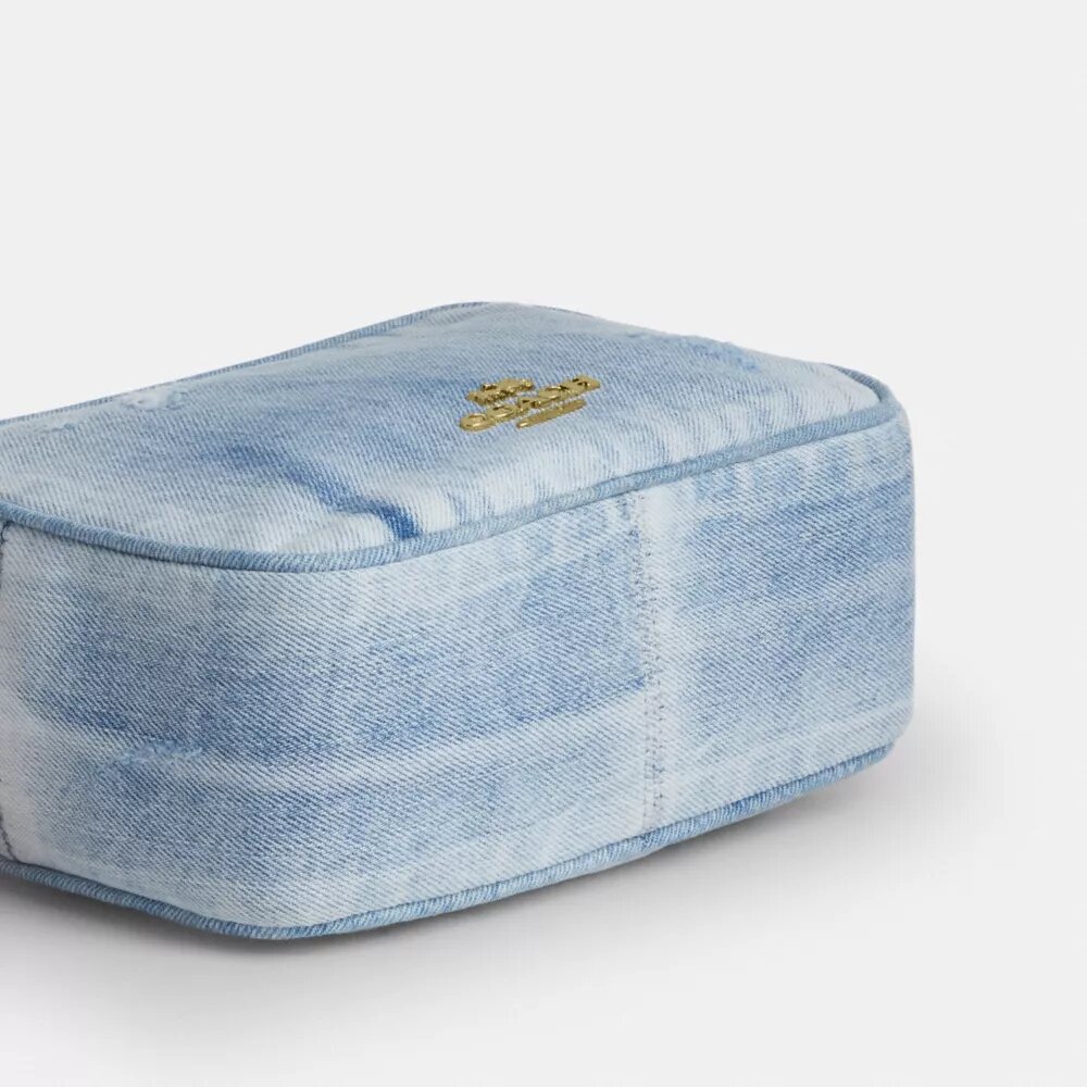 Τσάντα Mini Carey για χιαστί φορά σε Loved Denim με γούρια