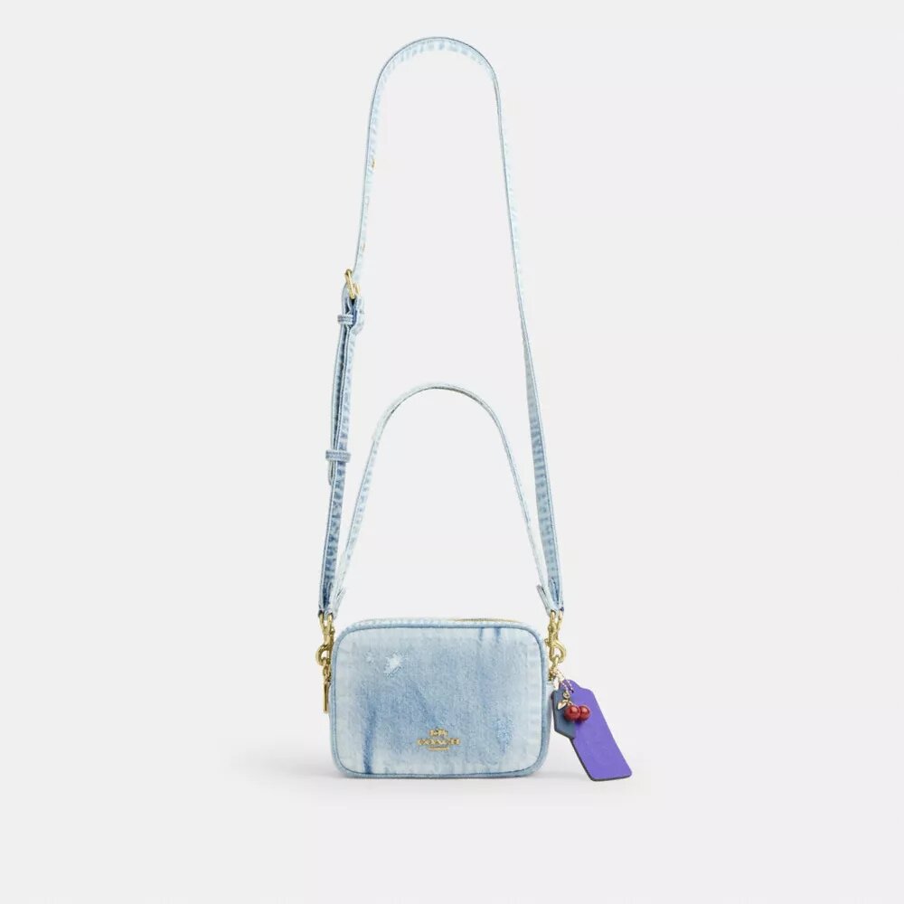 Τσάντα Mini Carey για χιαστί φορά σε Loved Denim με γούρια