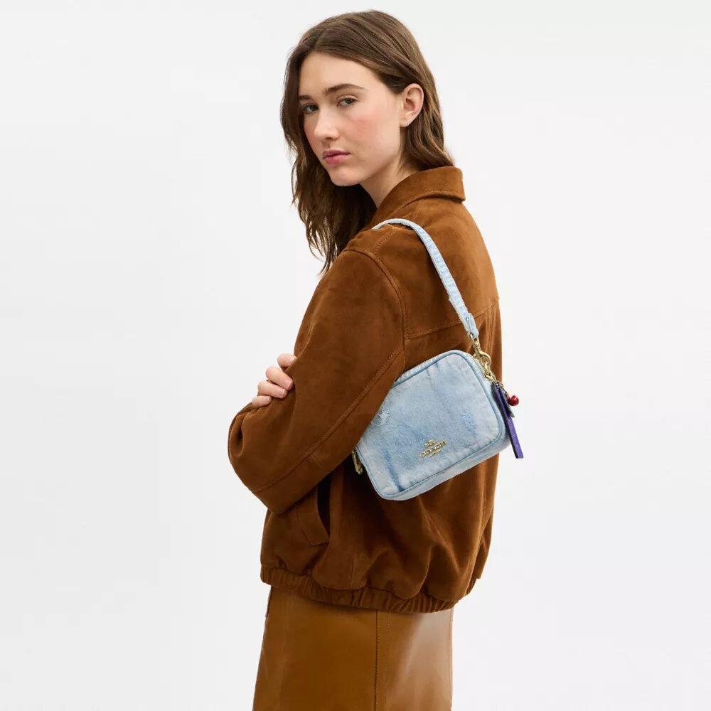Τσάντα Mini Carey για χιαστί φορά σε Loved Denim με γούρια