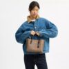 Τσάντα Mollie Tote 25 από το Signature Canvas