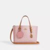 Τσάντα Mollie Tote 25 in από Signature Canvas με Γούρια