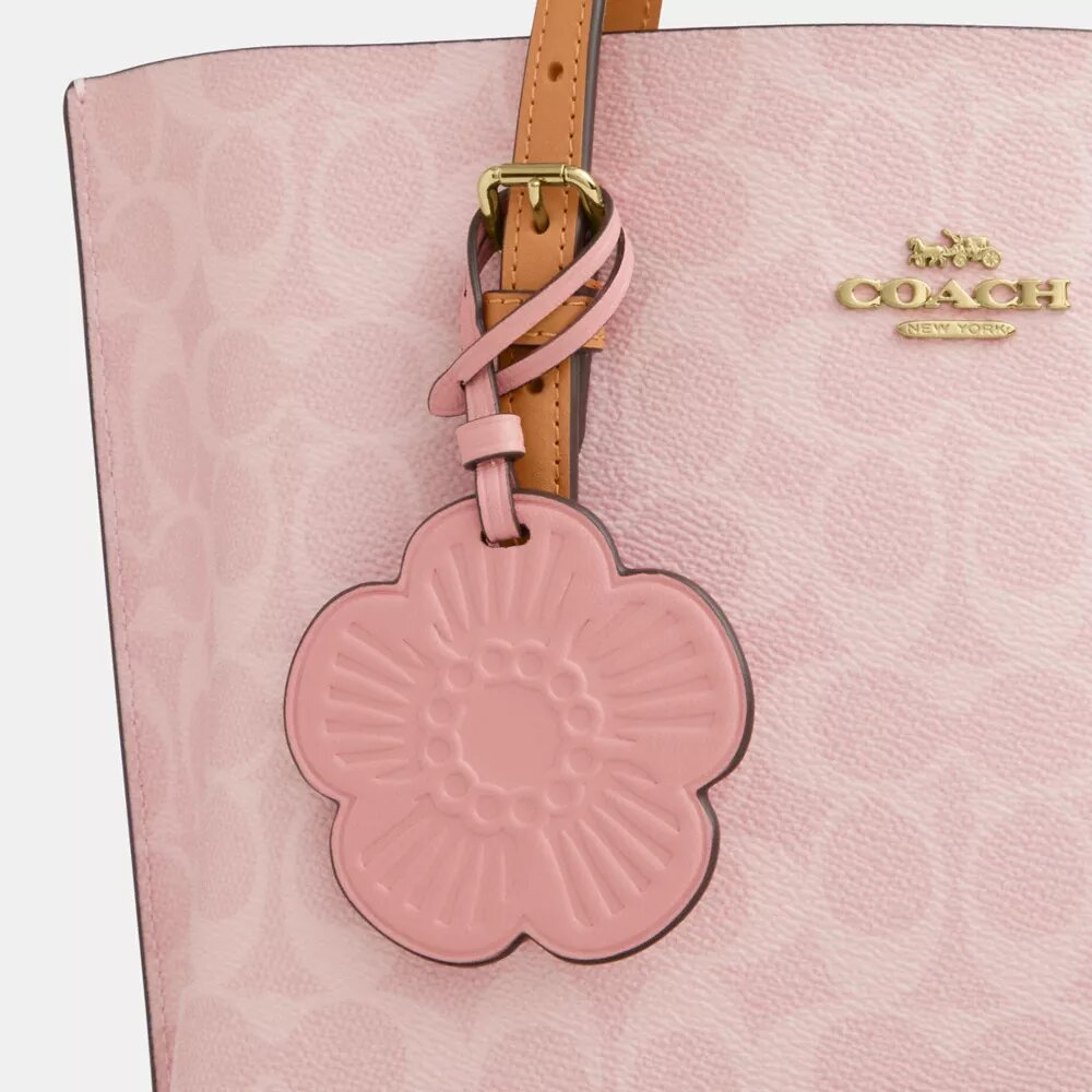 Τσάντα Mollie Tote 25 in από Signature Canvas με Γούρια