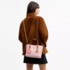 Τσάντα Mollie Tote 25 in από Signature Canvas με Γούρια