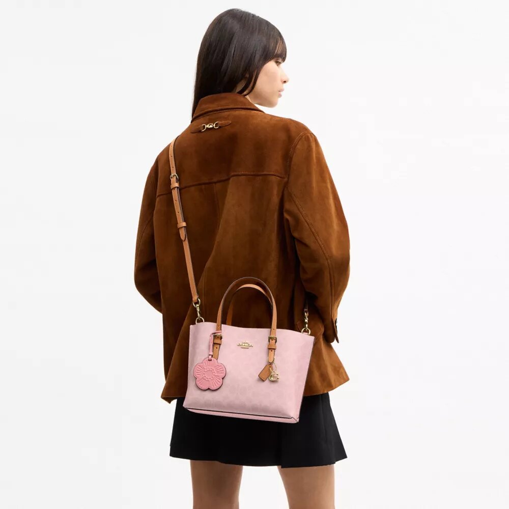 Τσάντα Mollie Tote 25 in από Signature Canvas με Γούρια