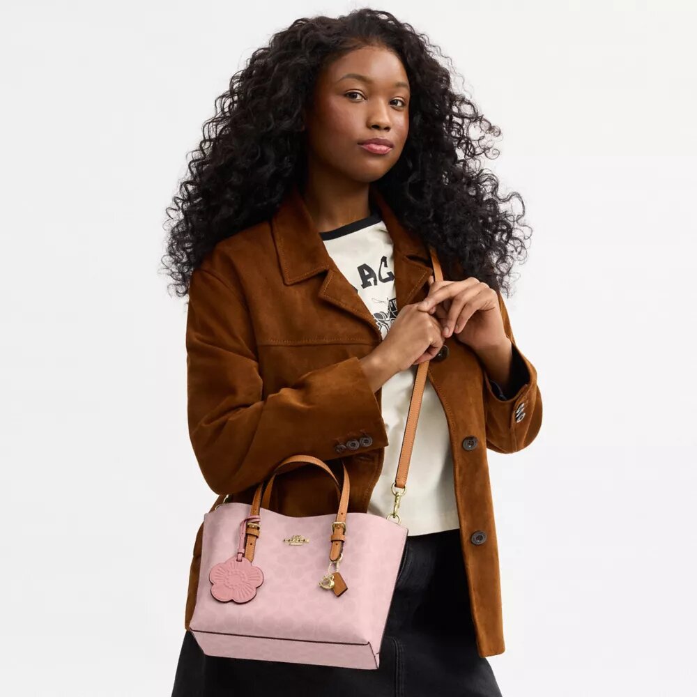 Τσάντα Mollie Tote 25 in από Signature Canvas με Γούρια