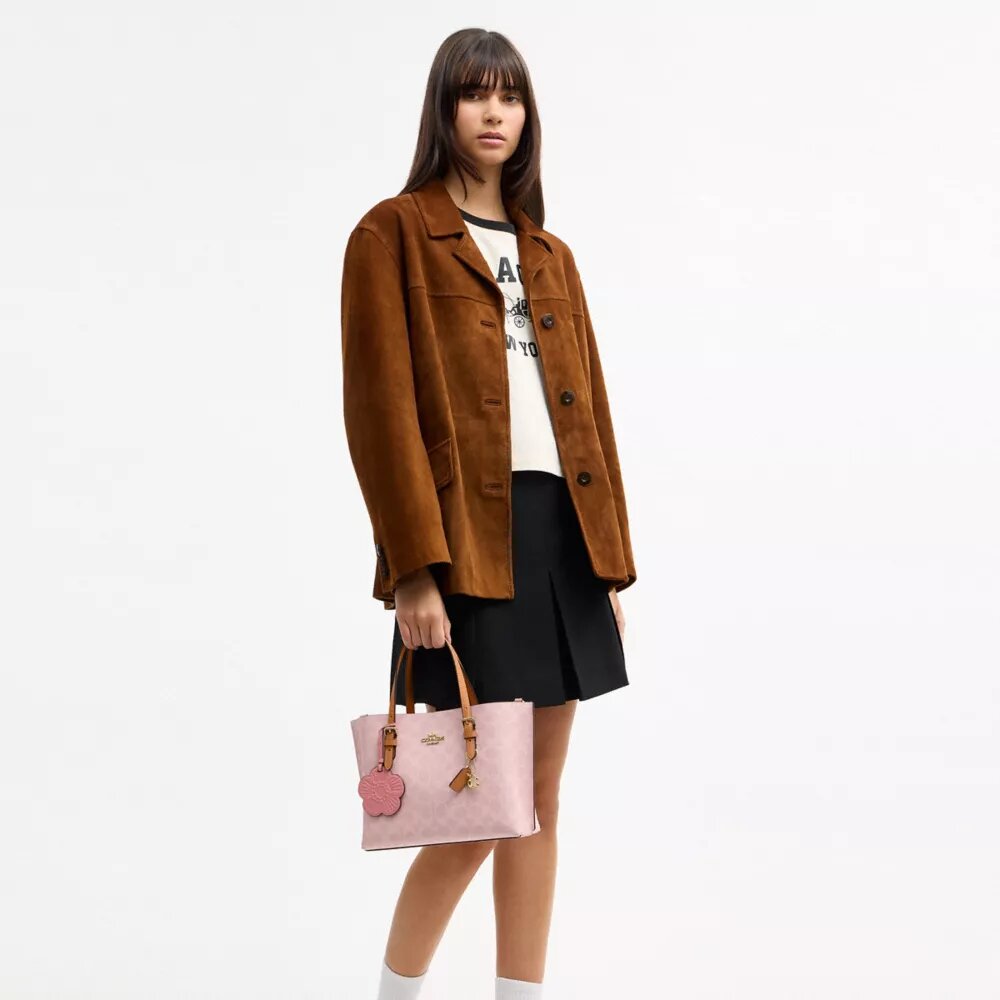 Τσάντα Mollie Tote 25 in από Signature Canvas με Γούρια