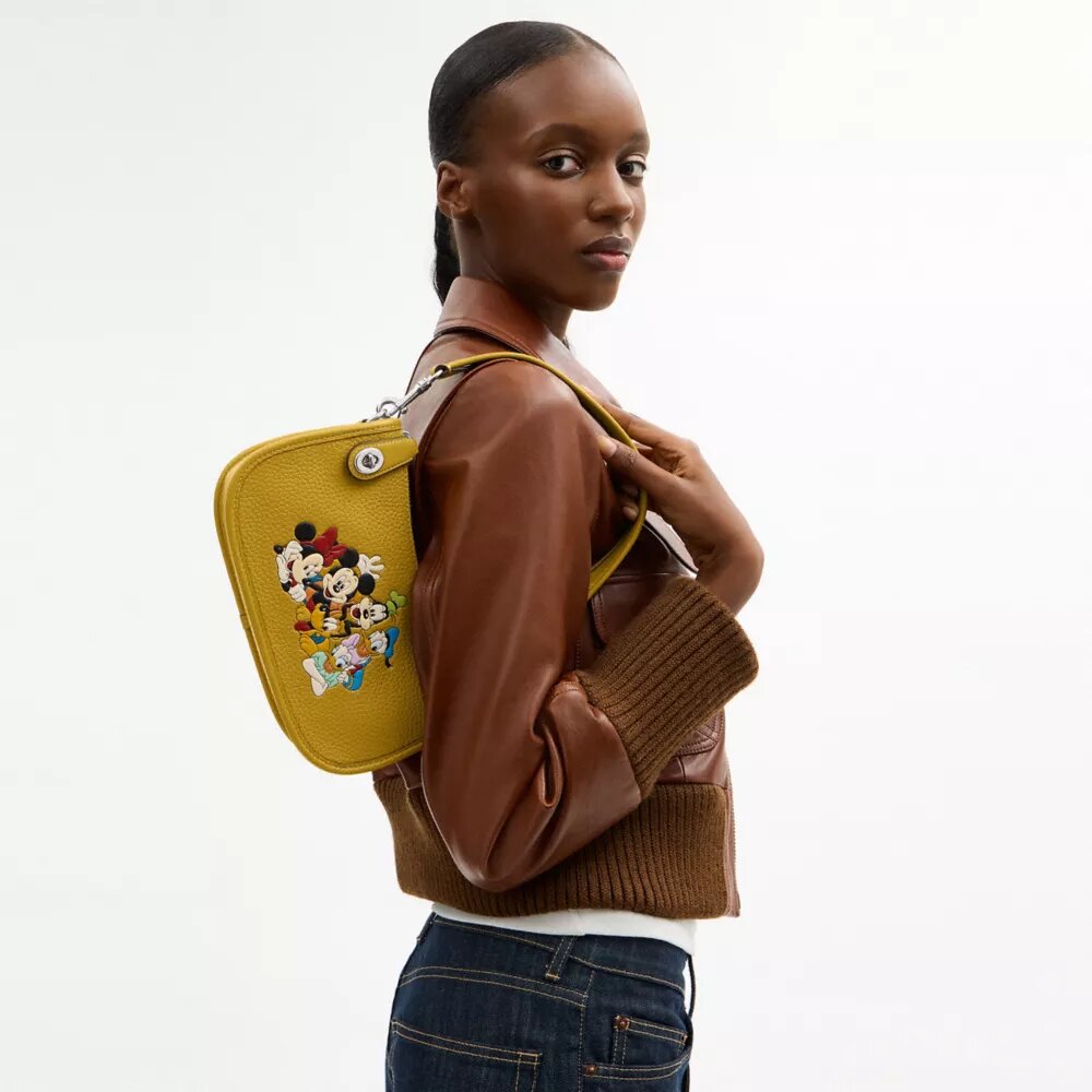 Τσάντα Swinger Disney X Coach από αναγεννημένο δέρμα με τον Μίκυ Μάους και τους φίλους του