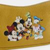 Τσάντα Swinger Disney X Coach από αναγεννημένο δέρμα με τον Μίκυ Μάους και τους φίλους του