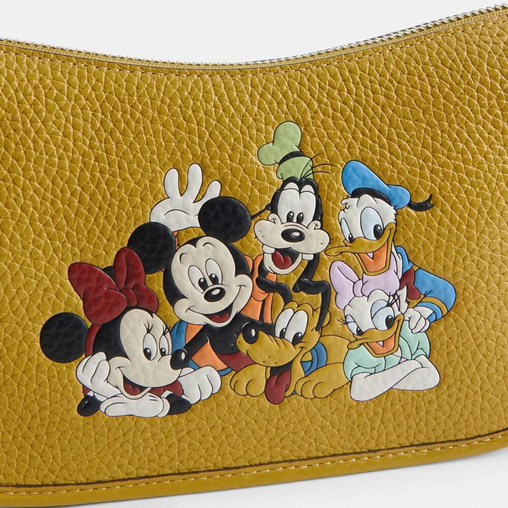 Τσάντα Swinger Disney X Coach από αναγεννημένο δέρμα με τον Μίκυ Μάους και τους φίλους του