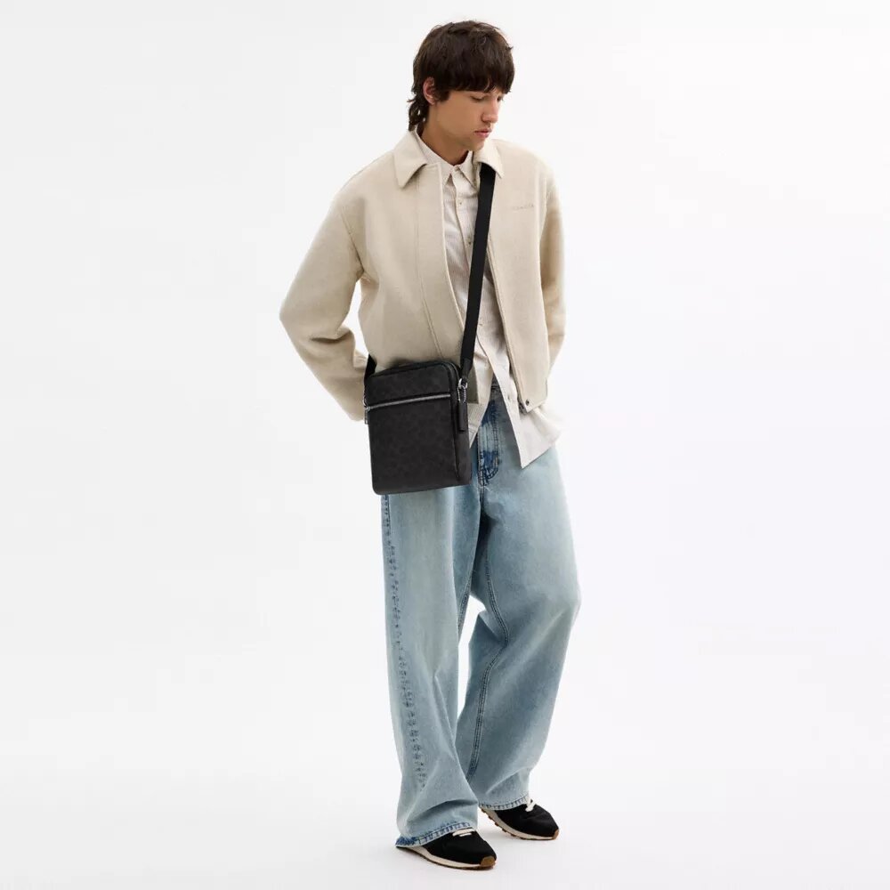 Τσάντα Tristan Crossbody 22 σε Signature Canvas