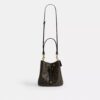 Τσάντα τύπου «bucket» Rowan από το αγαπημένο Signature Canvas με διακοσμητικά στοιχεία