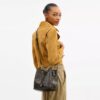 Τσάντα τύπου «bucket» Rowan από το αγαπημένο Signature Canvas με διακοσμητικά στοιχεία