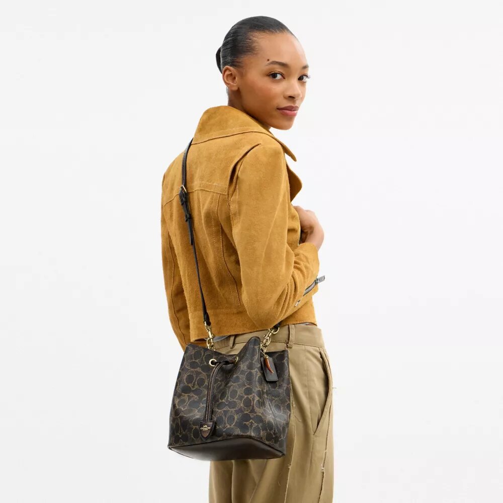 Τσάντα τύπου «bucket» Rowan από το αγαπημένο Signature Canvas με διακοσμητικά στοιχεία