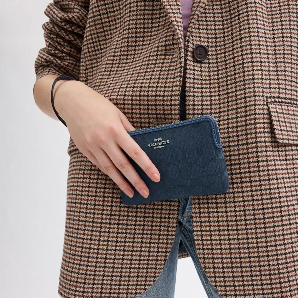 Τσαντάκι χειρός με φερμουάρ στη γωνία από Signature Jacquard