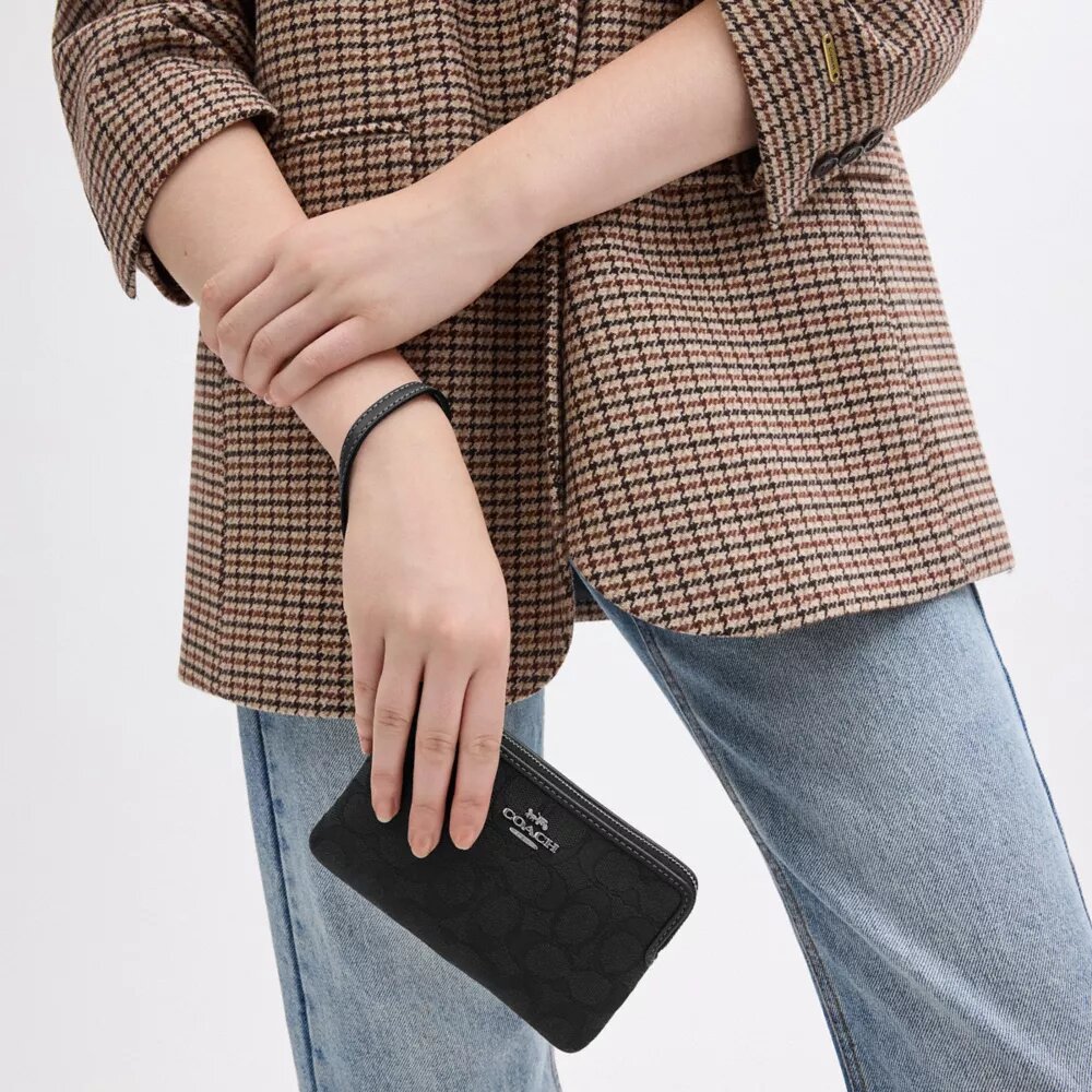 Τσαντάκι χειρός με φερμουάρ στη γωνία από Signature Jacquard