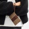 Τσαντάκι χεριού με φερμουάρ στη γωνία από Signature Canvas με ρίγες
