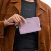 Τσαντάκι με φερμουάρ στη γωνία από χαρακτηριστικό δέρμα με γούρια σε σχήμα καρδιάς